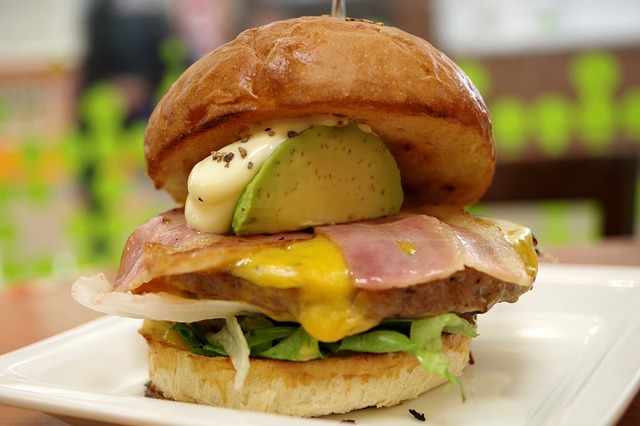 Sauce d’avocat à la spiruline pour burgers