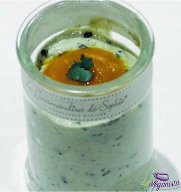 Panna Cotta Végétale & son Coulis de Pomme à la spiruline