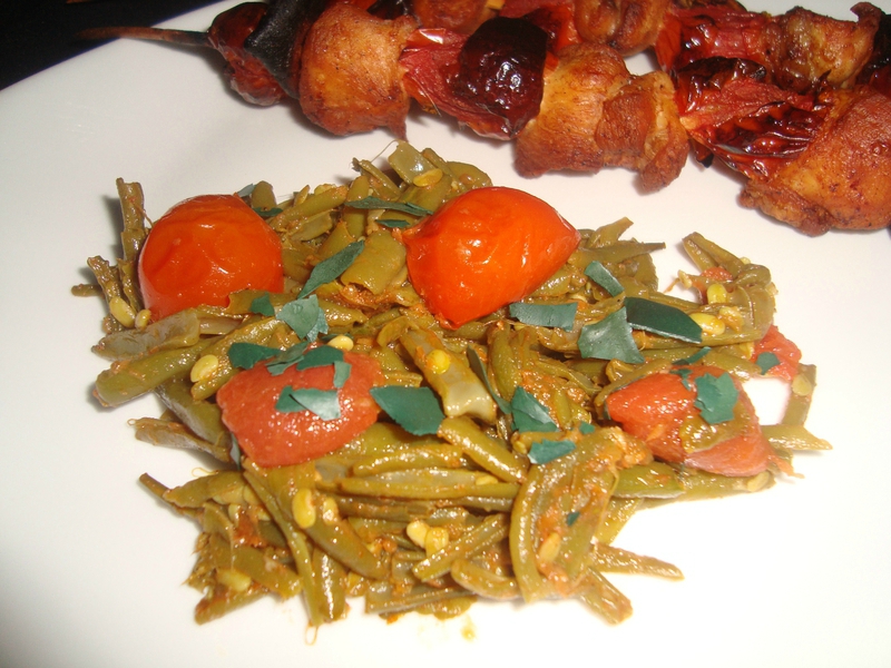 Poêlée de haricots verts et de tomates cerise aux épices Cajun et spiruline