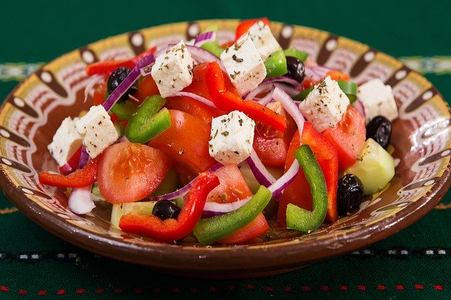 Salade à la grecque, vinaigrette au citron et à la spiruline