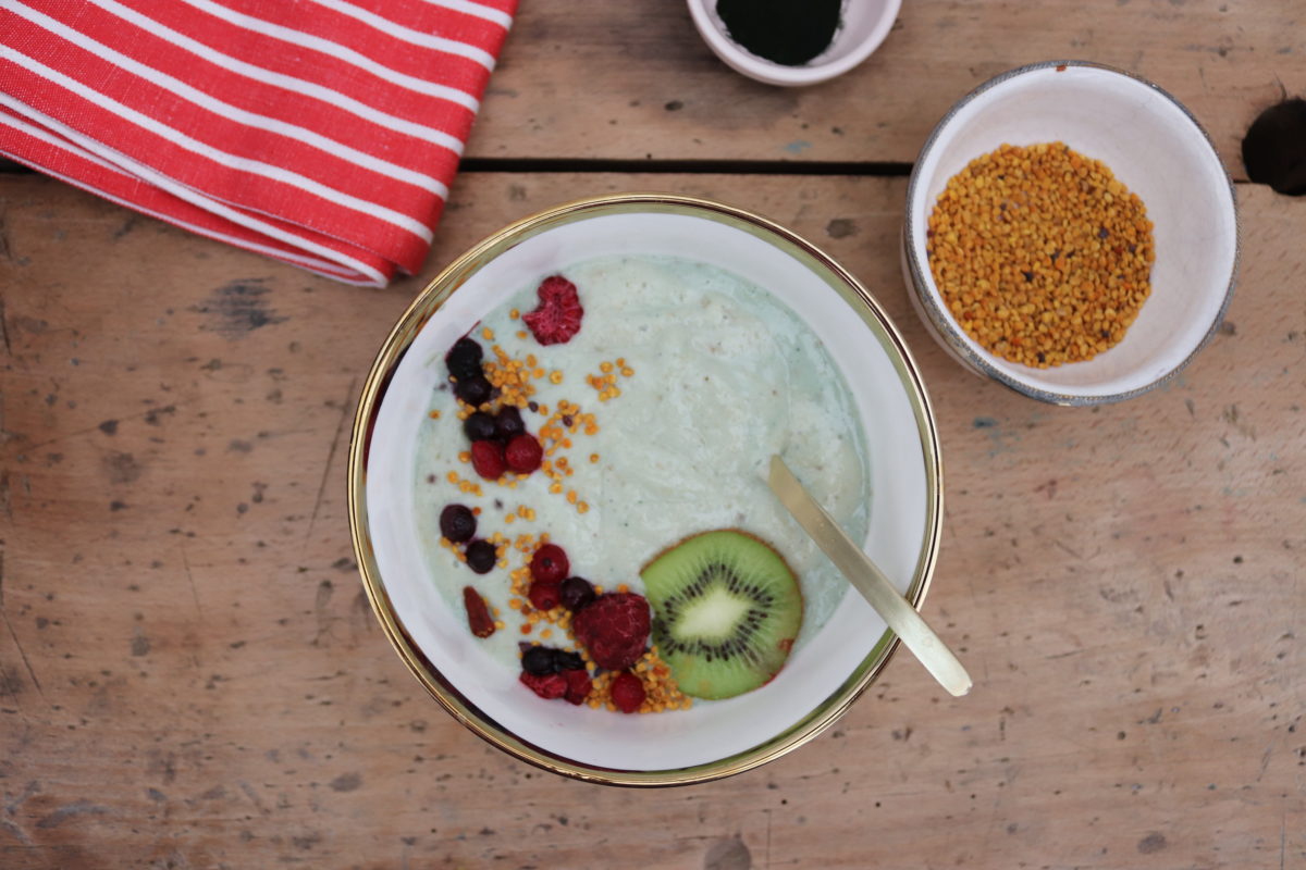 Recette de smoothie bowl banane, Spiruline & pollen