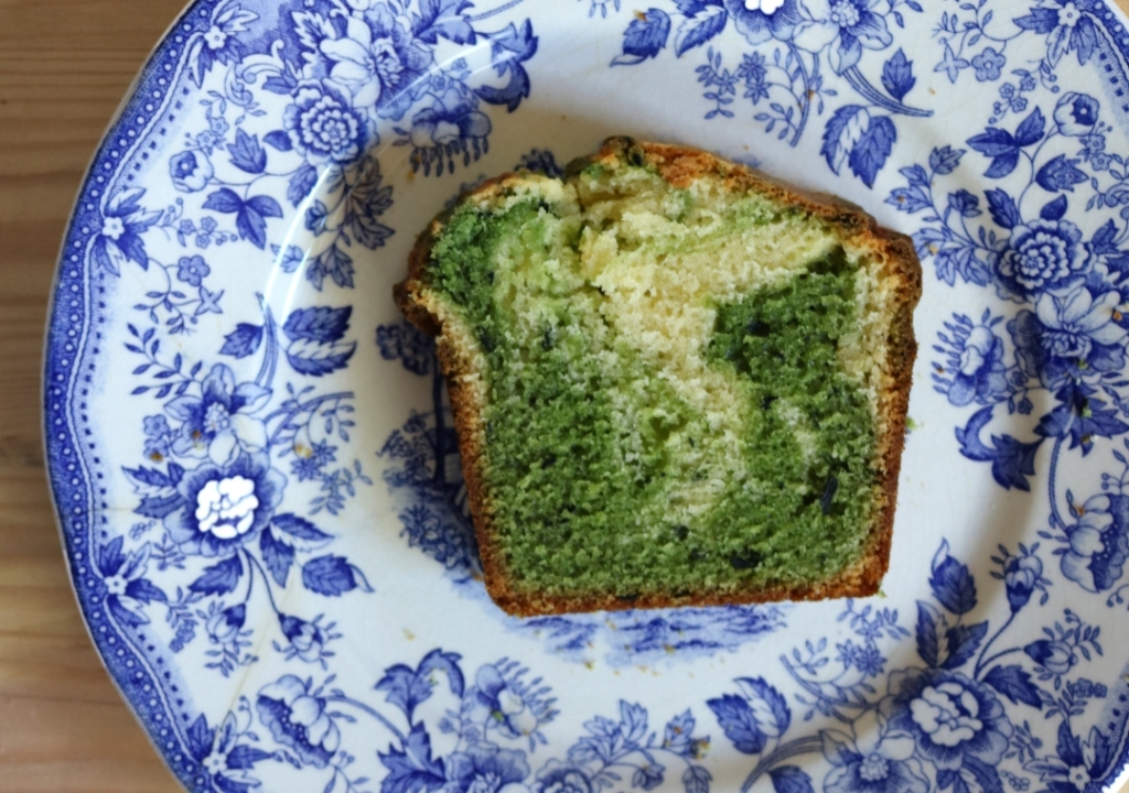 Gâteau marbré aux pétales de spiruline